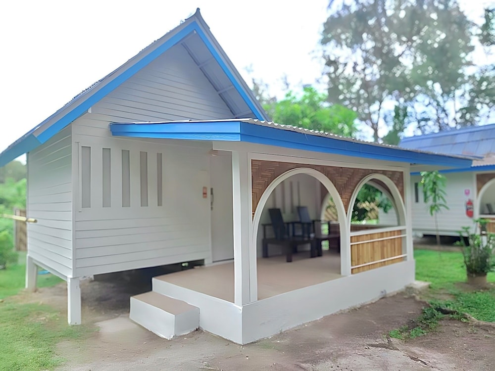 Pan Beach Bungalows 3/50