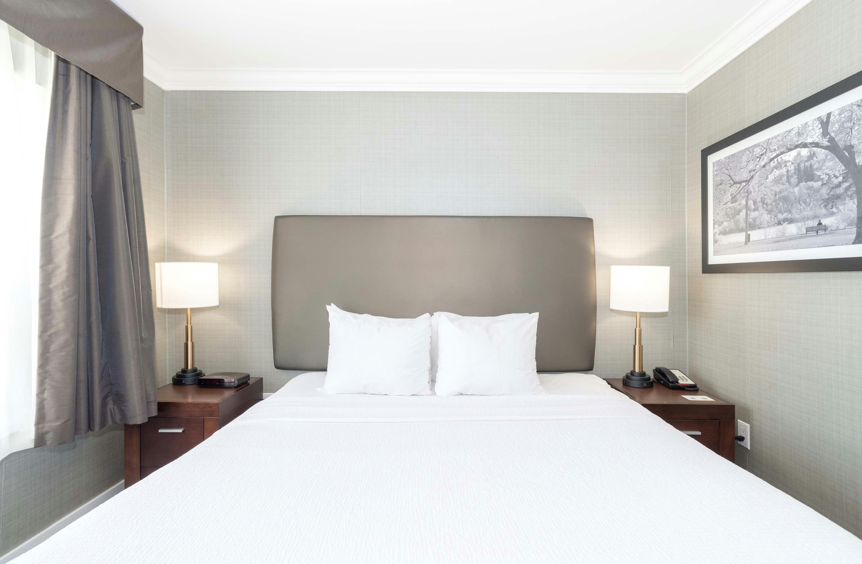 جناح بسرير كينج مع أريكة بمطبخ صغير، Sandman Hotel Saskatoon 5/9