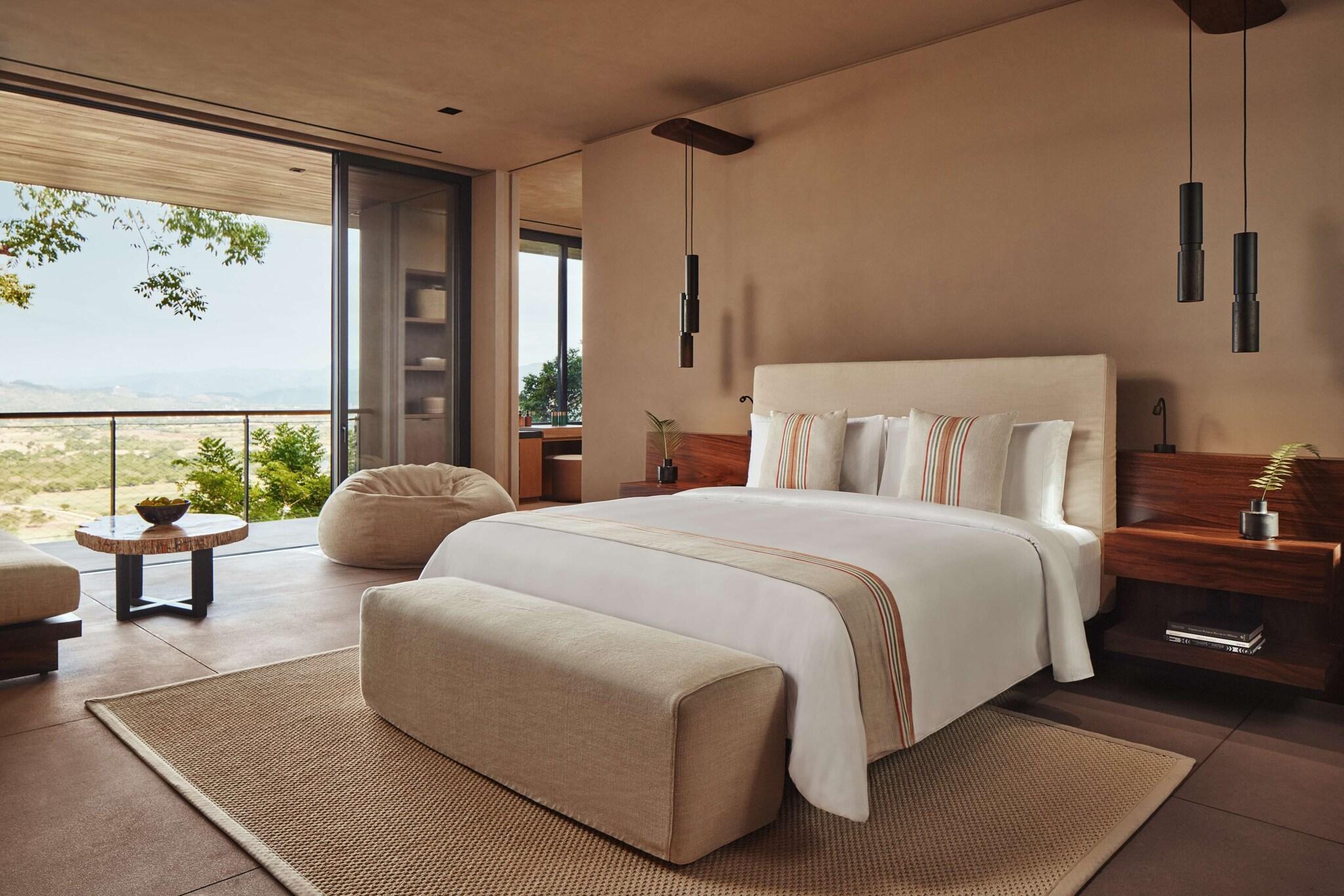 House, King Bed
