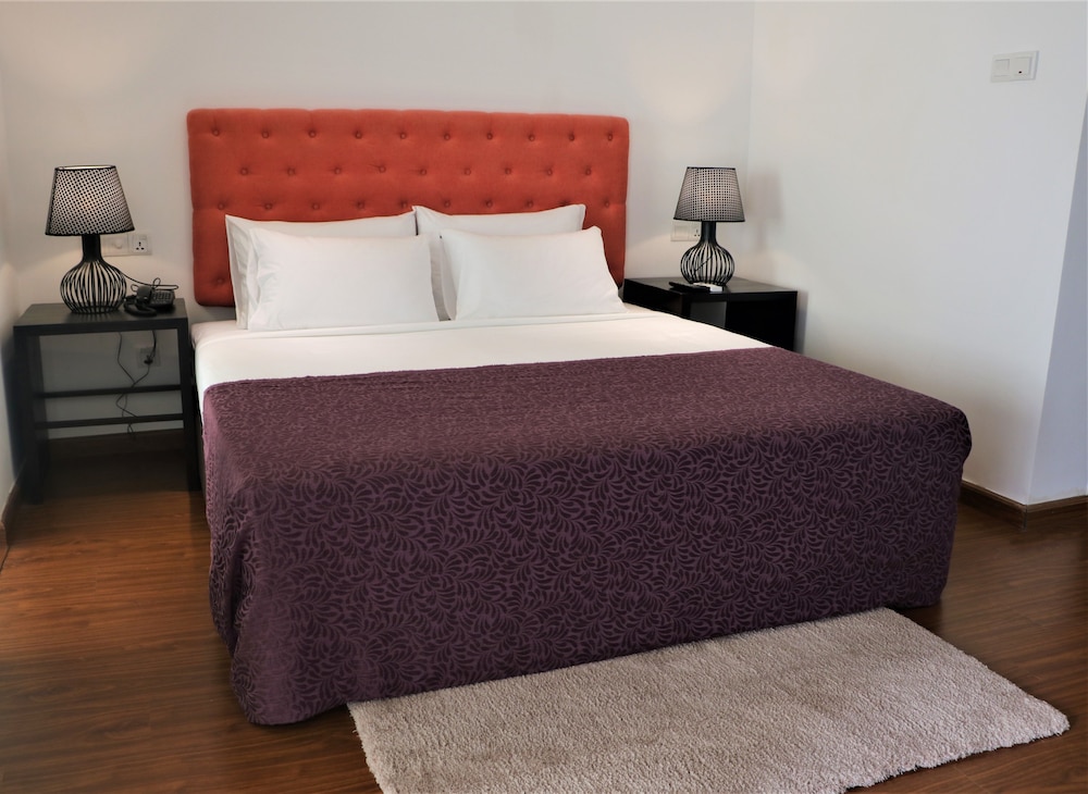 DELUXE, DOUBLE OR TWIN BED