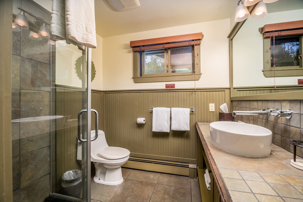 Highland Haven Creekside Inn 50/50
