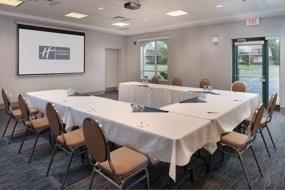 Holiday Inn Express Hotel Suites Belleville 50/54