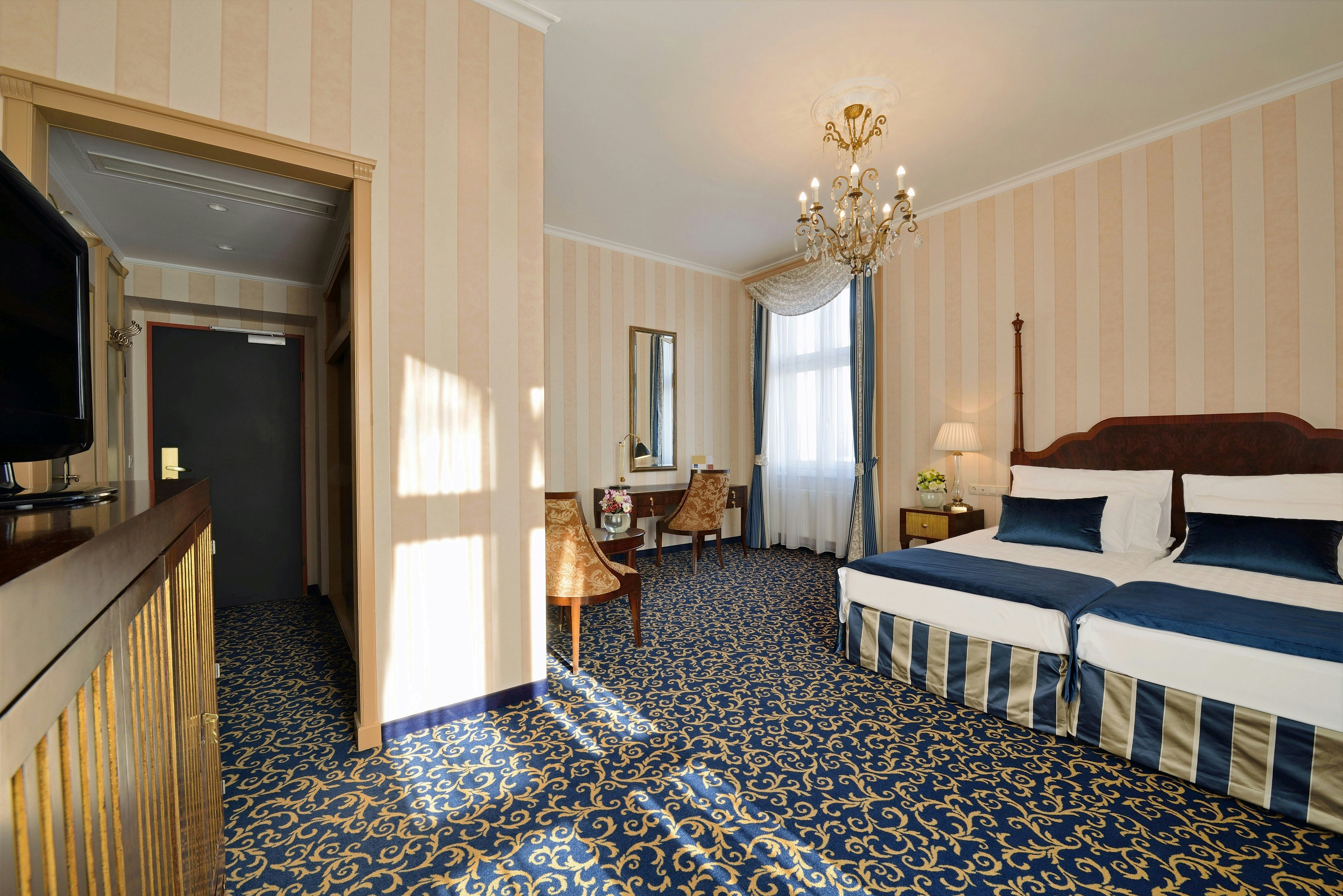 PLUS, DELUXE, TWIN BEDS
