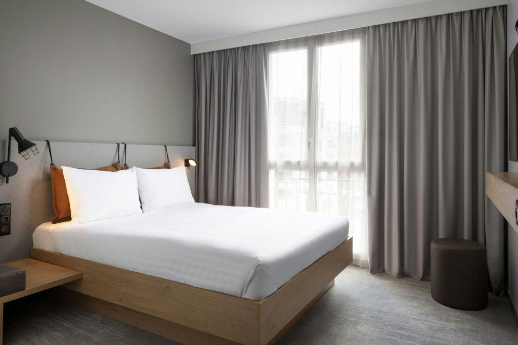 Moxy Sleeper, Guest Room, Queen Bed, Courtyard View
