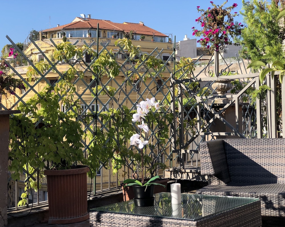 Giuturna Boutique Hotel 69/73