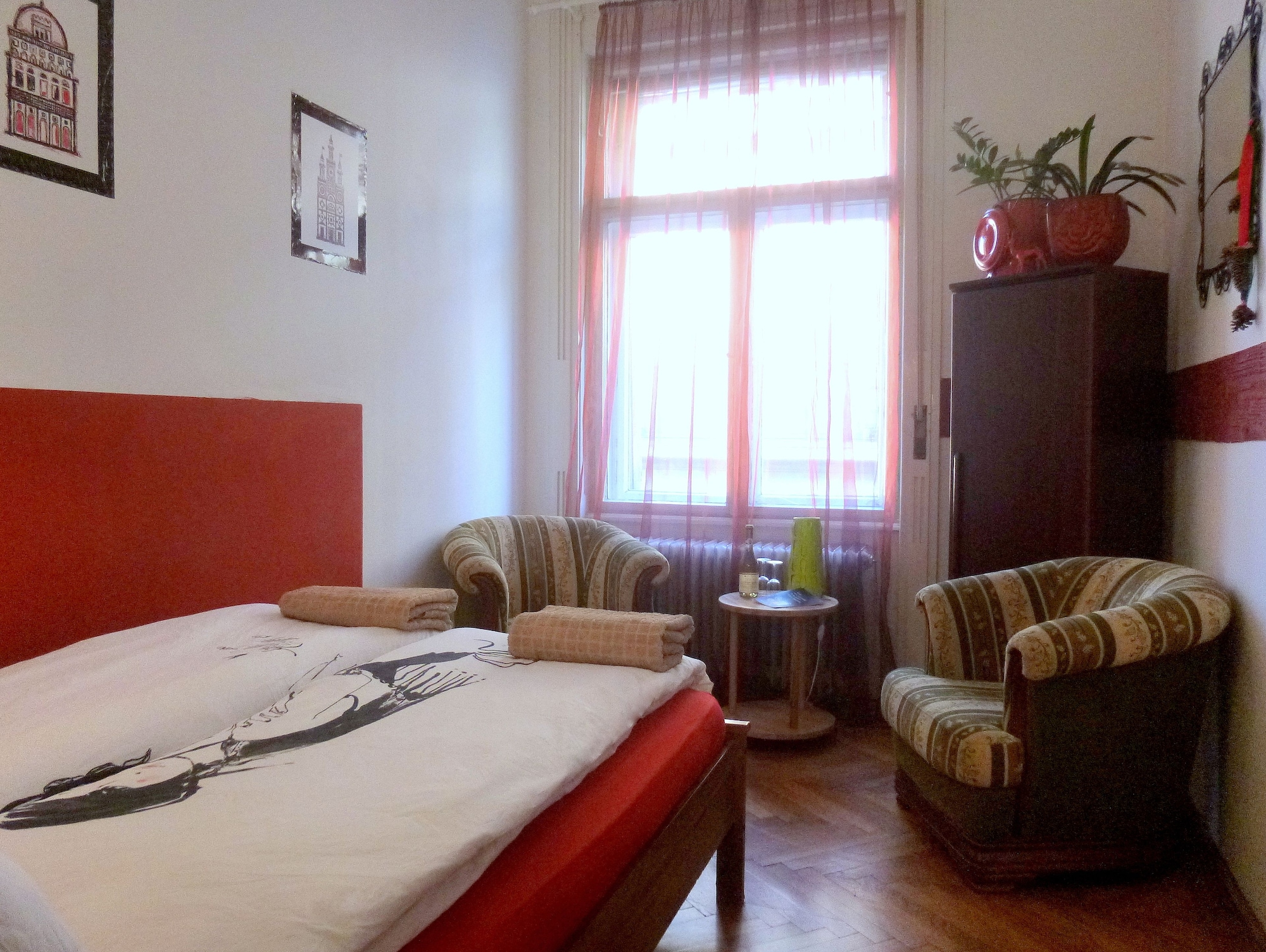 ROOM, DOUBLE OR TWIN BED, SHARED BATHROOM