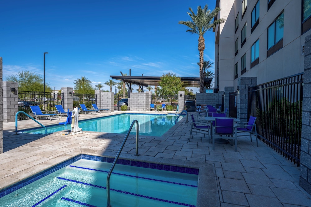 Holiday Inn Express & Suites - Gilbert - Mesa Gateway Airport 45/50