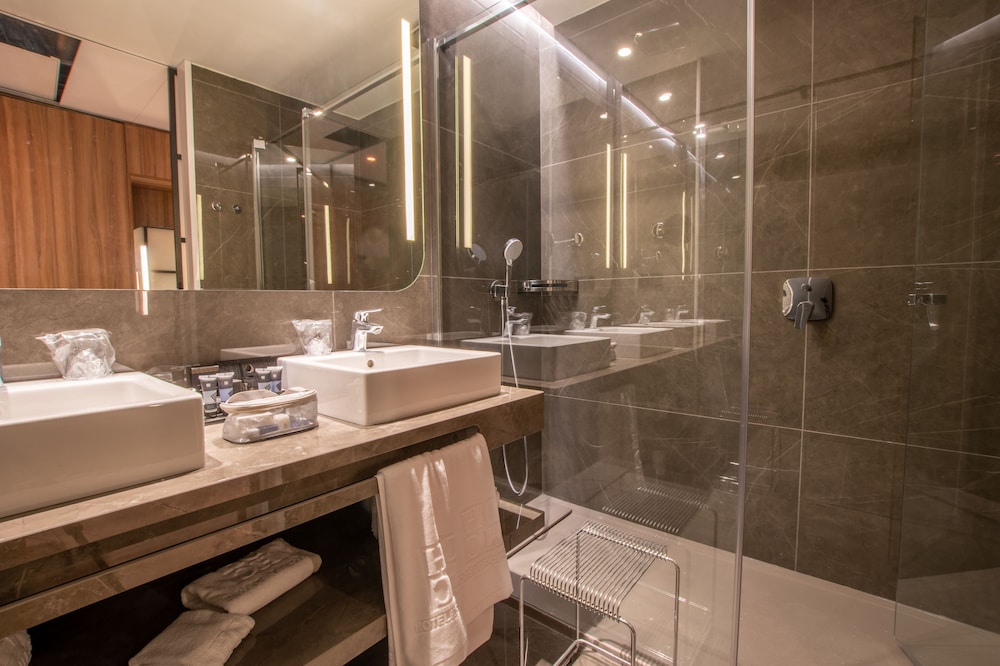 Giralda Center Hotel 38/40