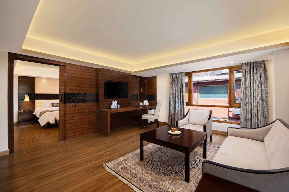 Golden Tulip Srinagar 28/48