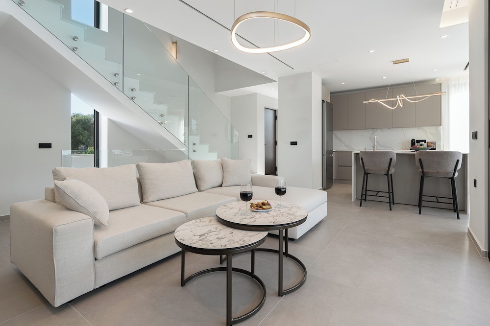 Kymothoe Elite Suites 77/97