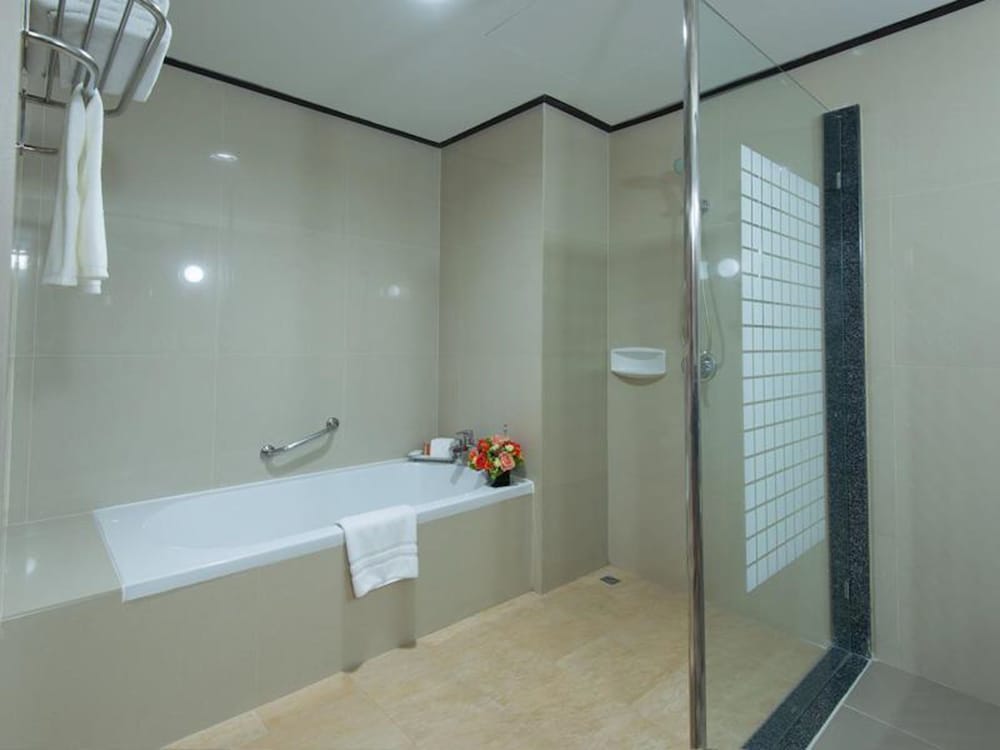 DYNASTY GRANDE HOTEL 42/45