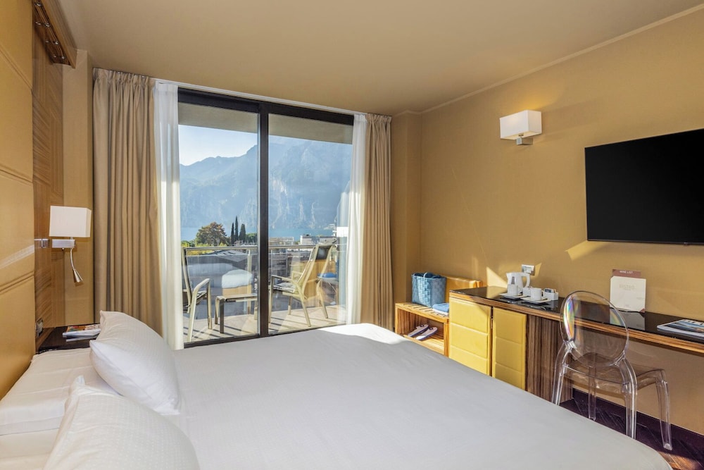 غرفة كلاسيكية سوبيريور بسرير كوين بإطلالة على البحيرة بشرفة، Hotel Garda 3/10