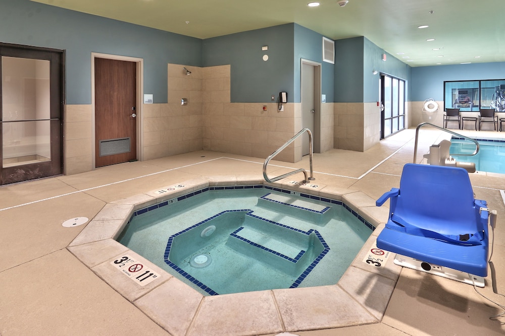 Holiday Inn Express & Suites Albuquerque East 3/34
