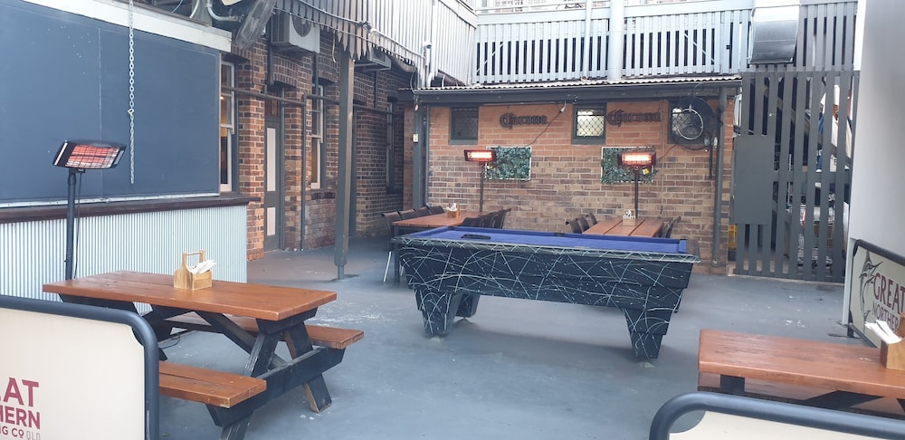 Queens Arms Hotel 4/41