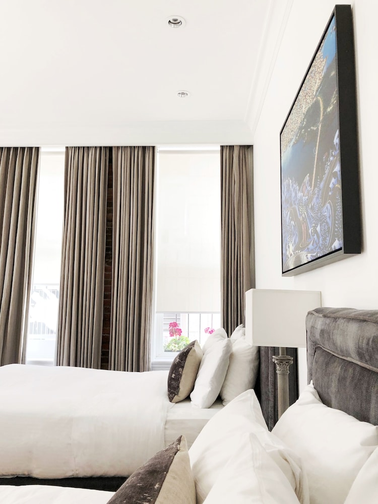 Victorian Hotel 62/74