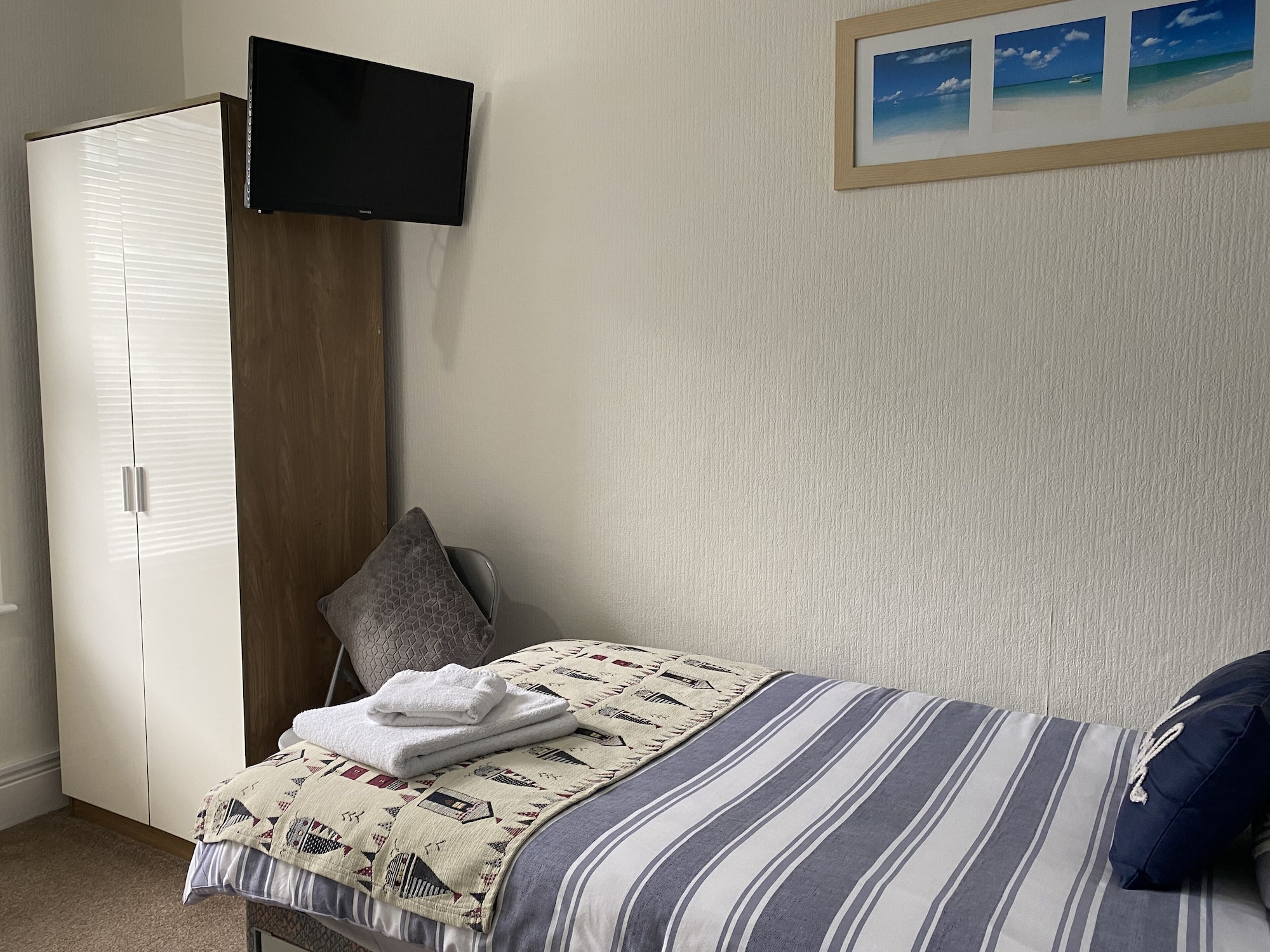 ROOM, SINGLE, SHARED BATHROOM