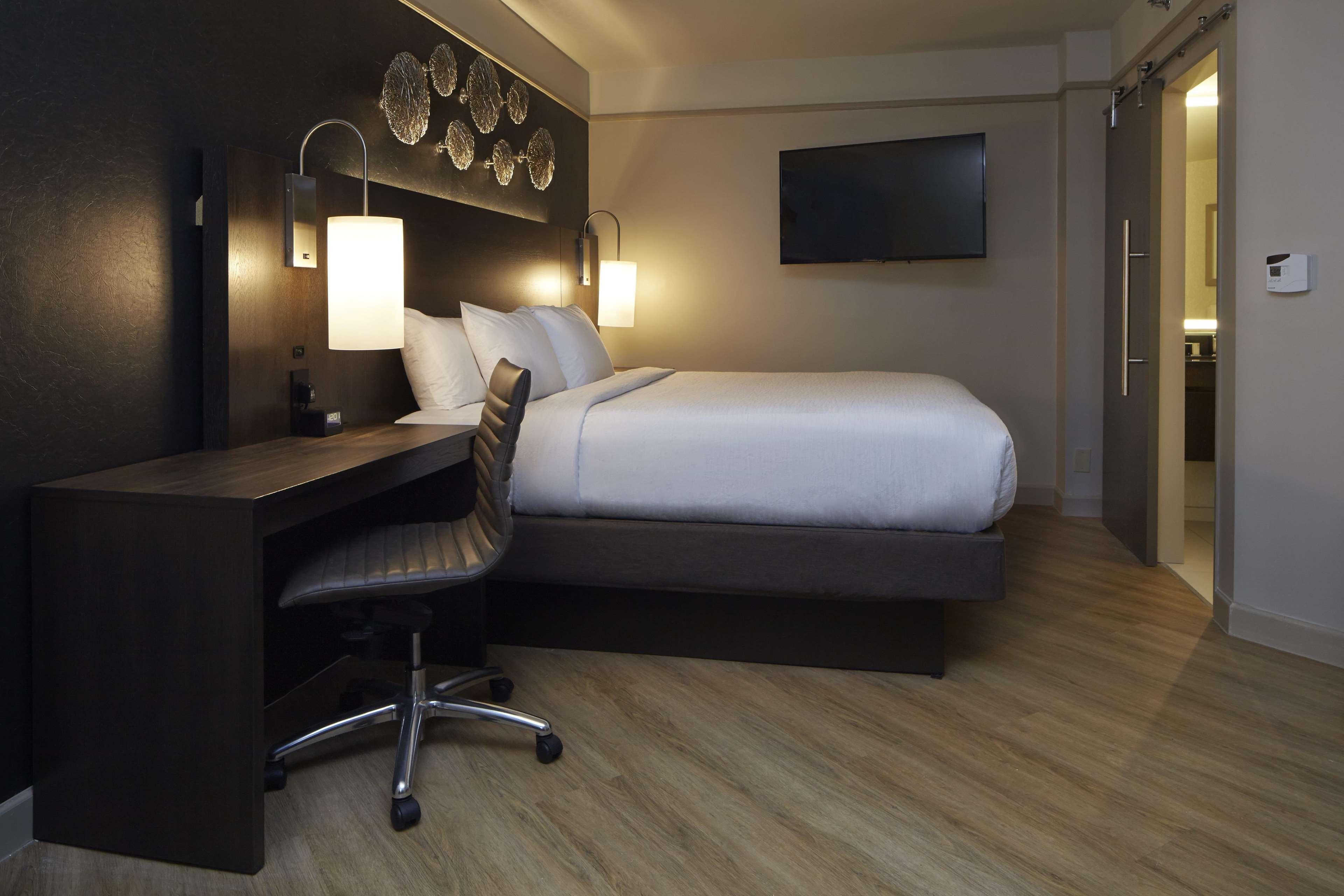 2 ROOMS, PREMIUM, SUITE, KING BED