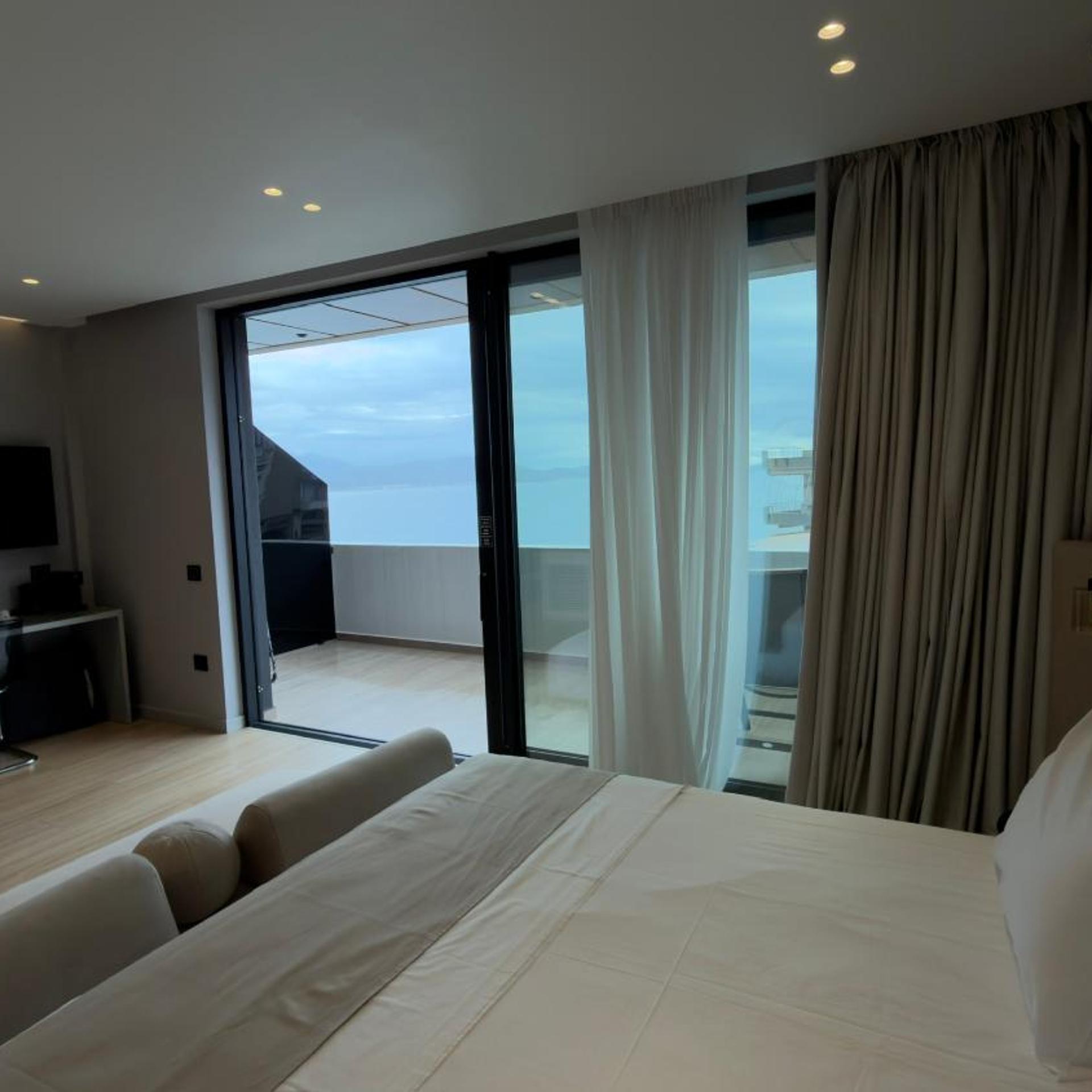 Yacht Premium Hotel 17/50
