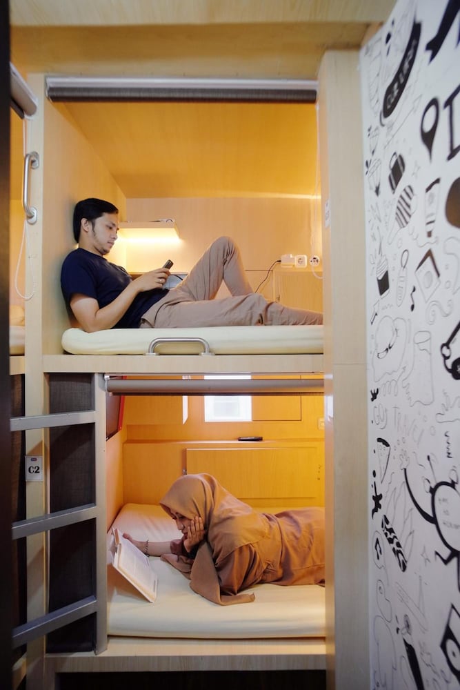 Inap At Capsule Hostel 7/21