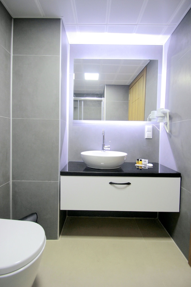 Hira Hotel 54/57