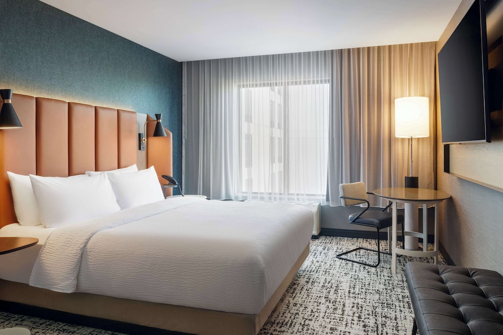 ROOM, KING BED