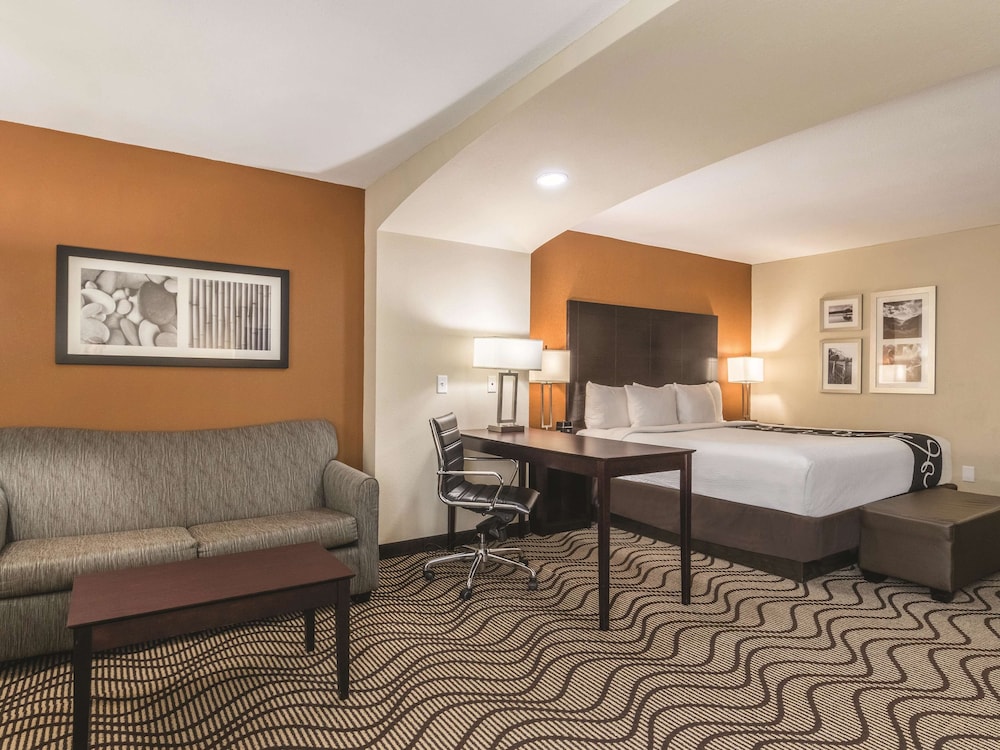 La Quinta Inn & Suites by Wyndham Knoxville Papermill 12/45