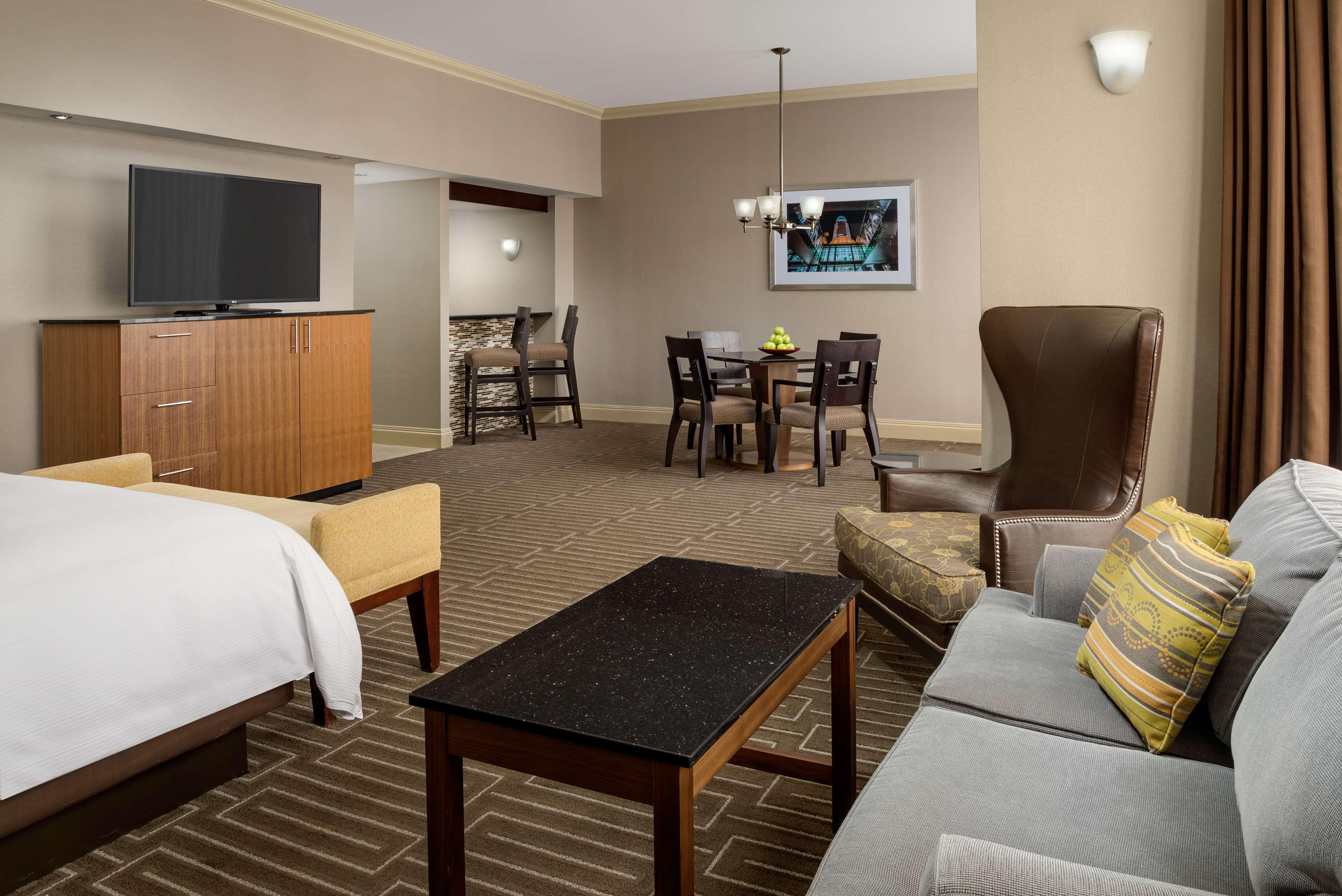 Suite, King Bed, Parlor, Large