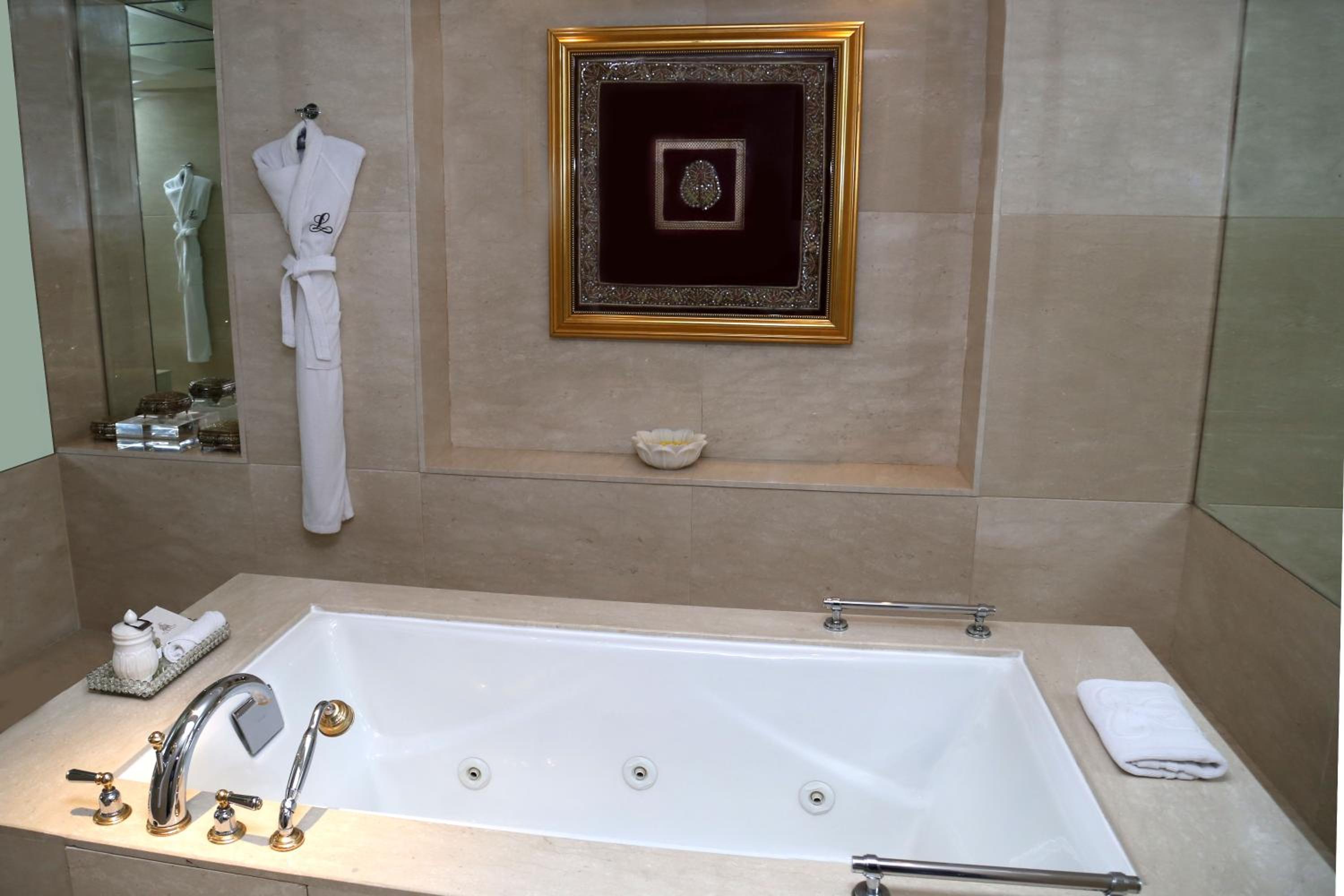 Grand, Heritage, King and Twin Beds, Lake View