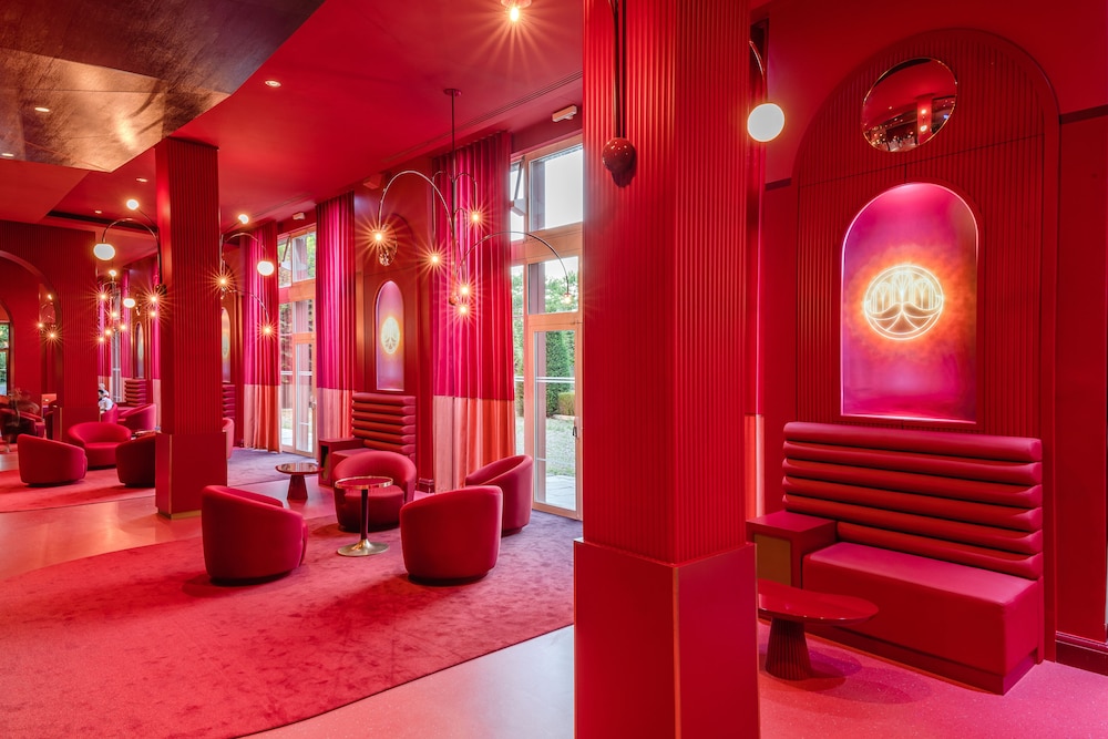 Grand Magic Hotel (ex Magic Circus) 40/86