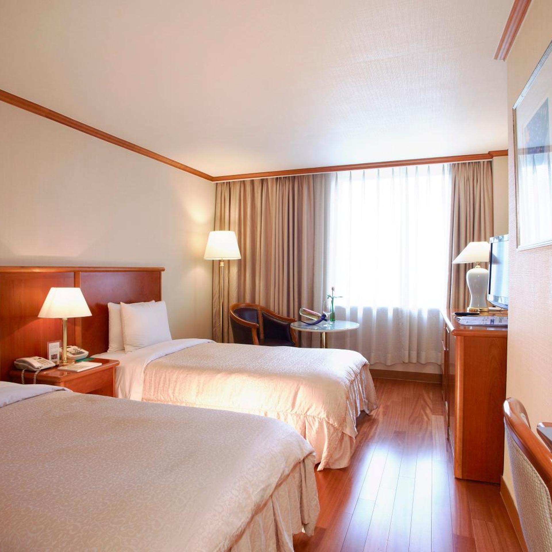 Standard, Twin Beds, Bathtub