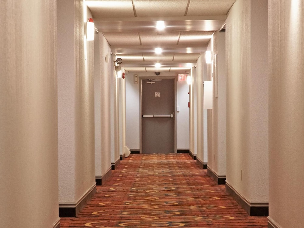 Colonial Square Inn And Suites 21/25