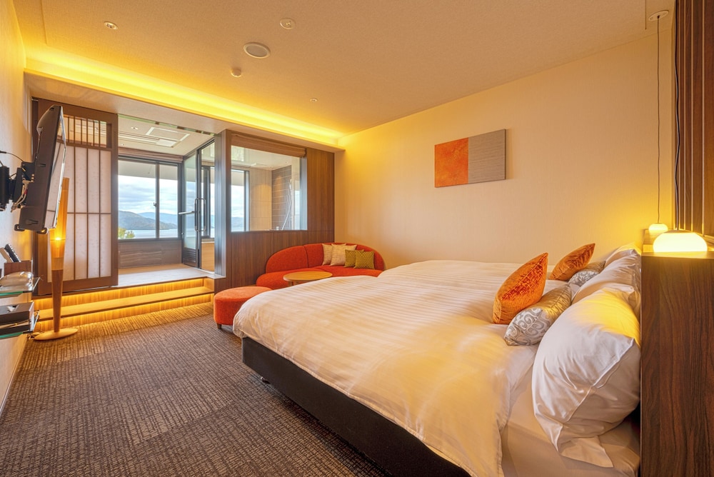Exective Twin Room with Cypress Onsen View Bath Non Smoking، Hotel Premium Lake Toya 2/10