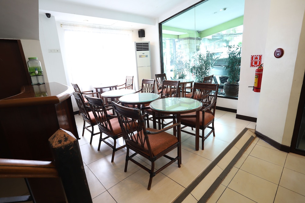 OYO 210 Apple Tree Suites 28/37
