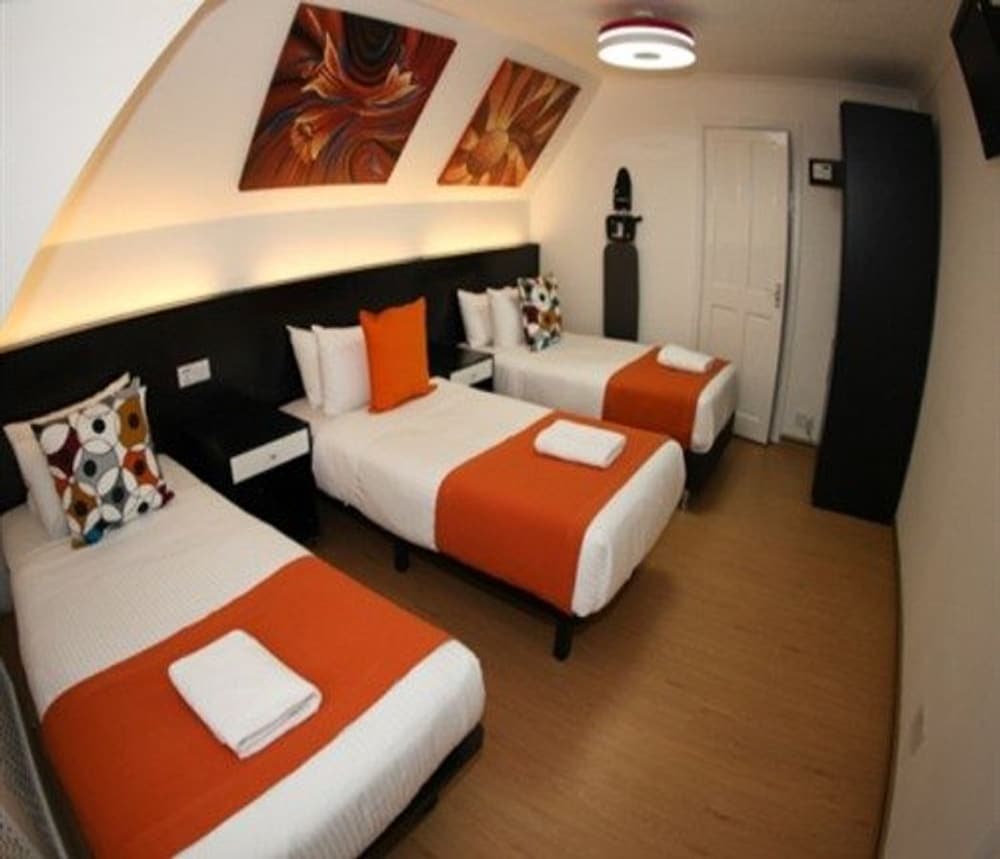 Heathrow Inn 4/56