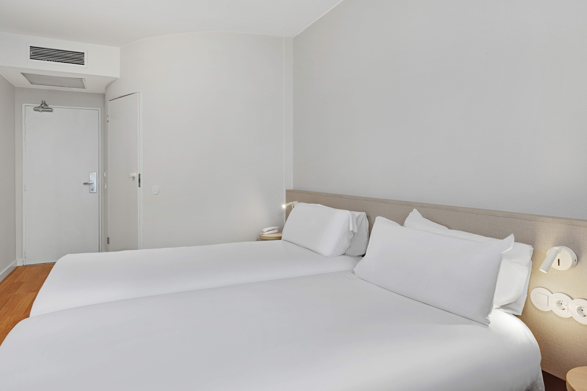 غرفة بسريرين منفصلين، B&B HOTELS Zaragoza Centro 2/4
