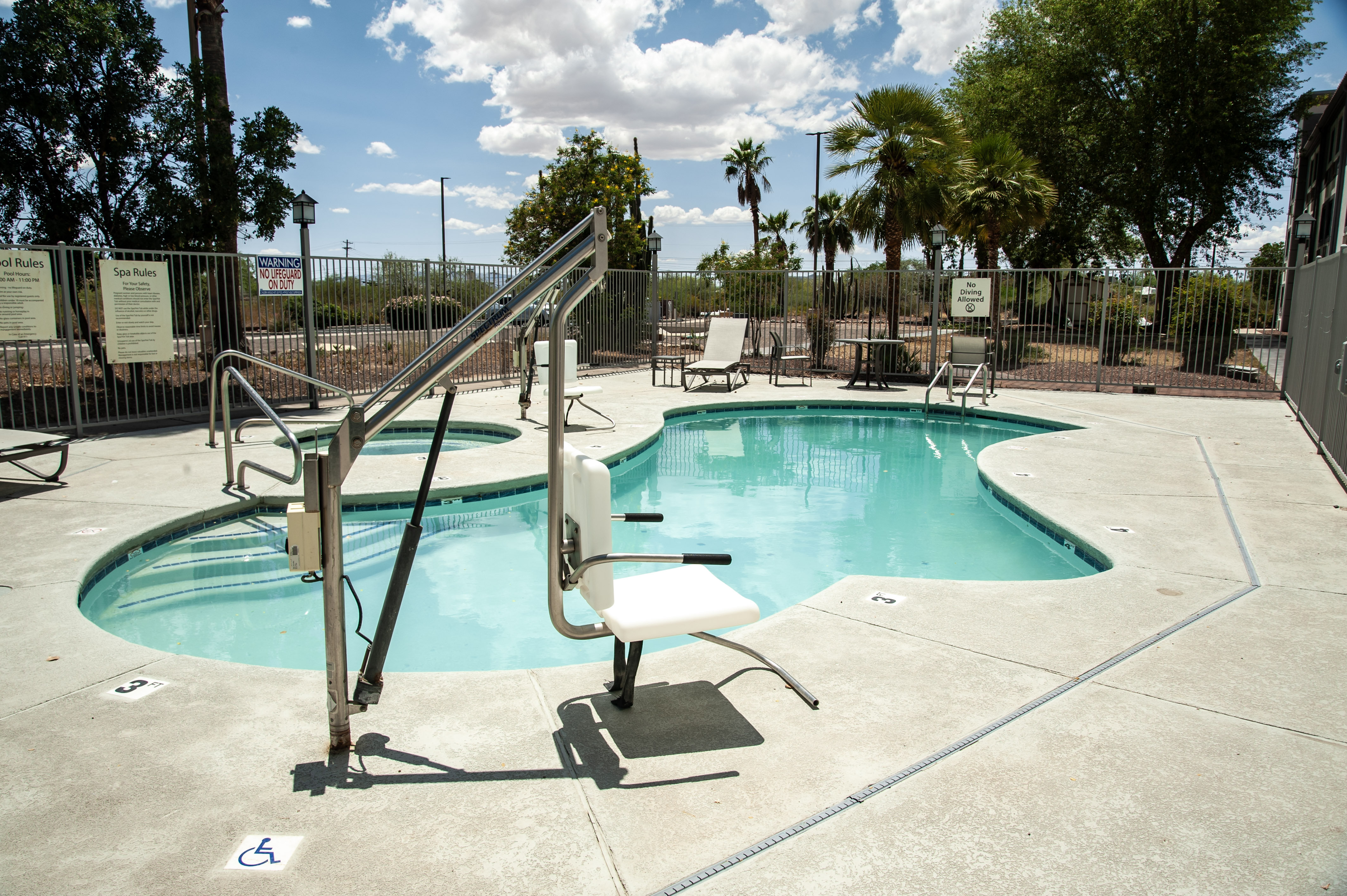 Holiday Inn Express Tucson Airport 69/75