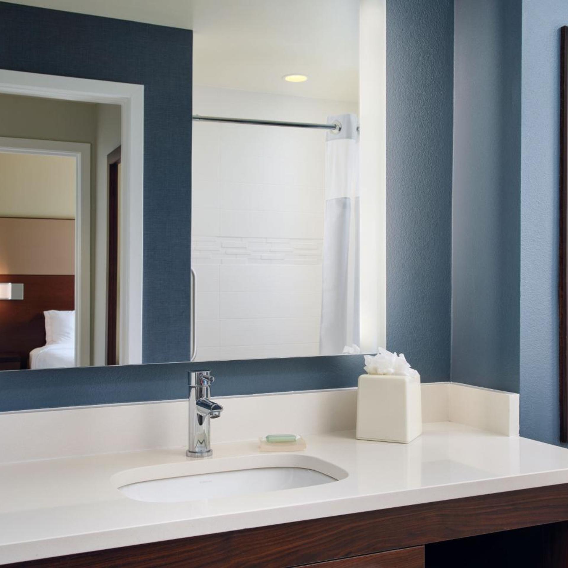 جناح بسرير كوين بغرفة نوم واحدة مع أريكة، Residence Inn Fort Myers at I-75 and Gulf Coast Town Center 5/5