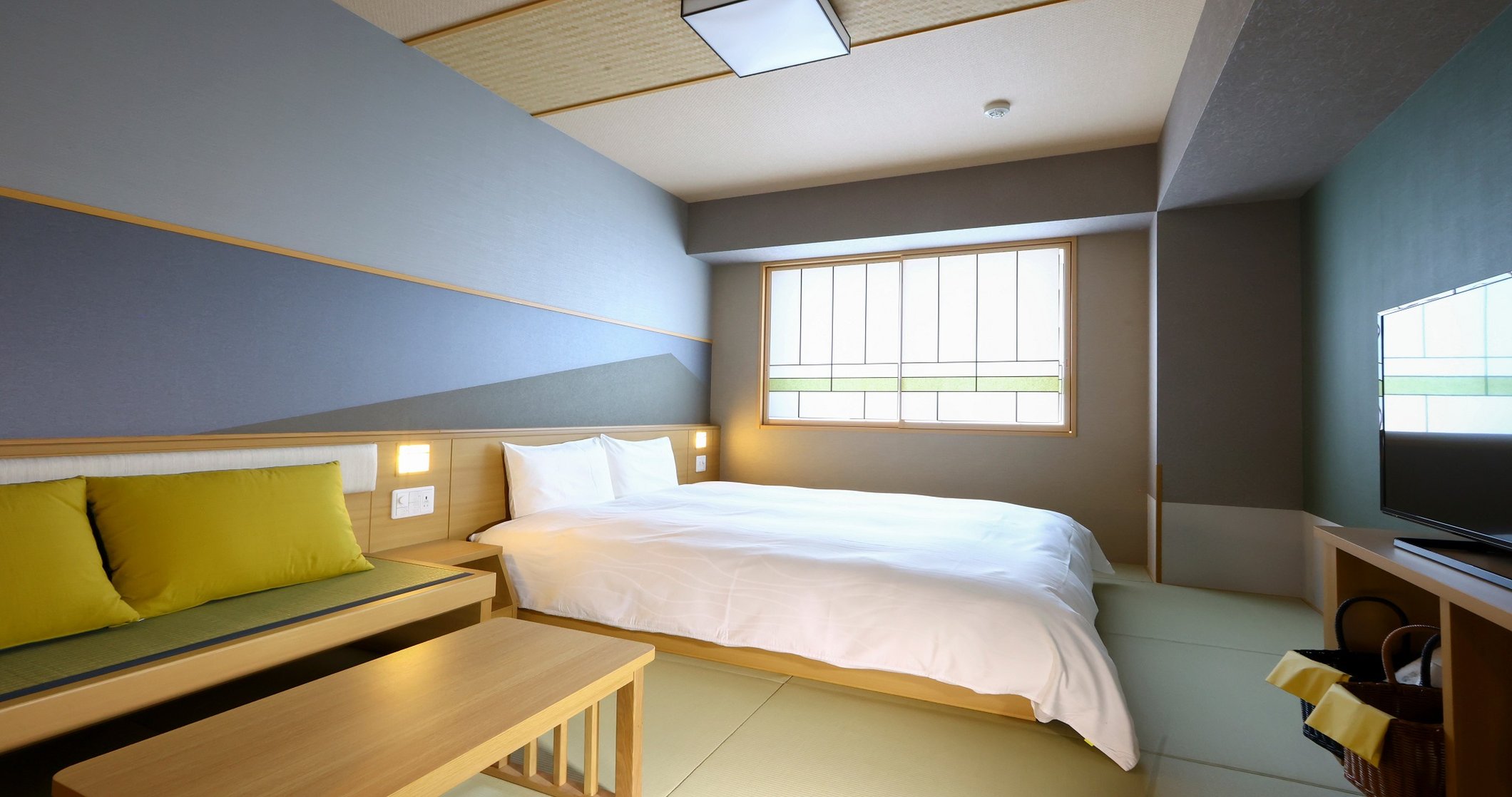 ROOM, QUEEN BED