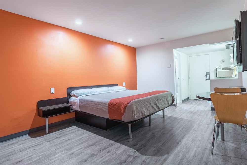 غرفة قياسية بسرير كينج، Motel6 Barstow, CA - Route 66 4/10