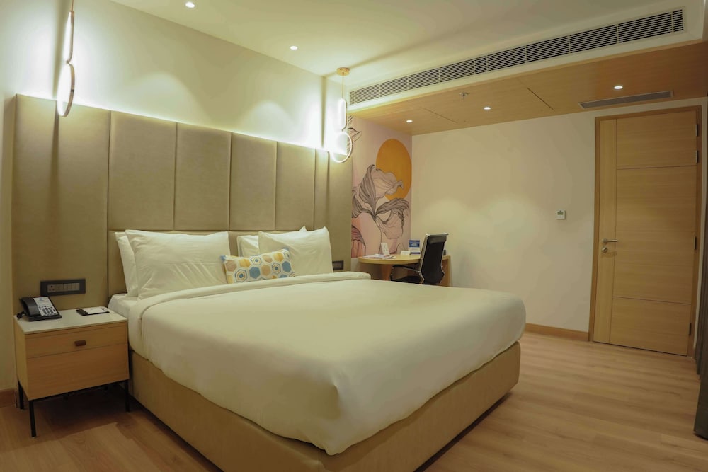 Suite, King Bed, Living Area