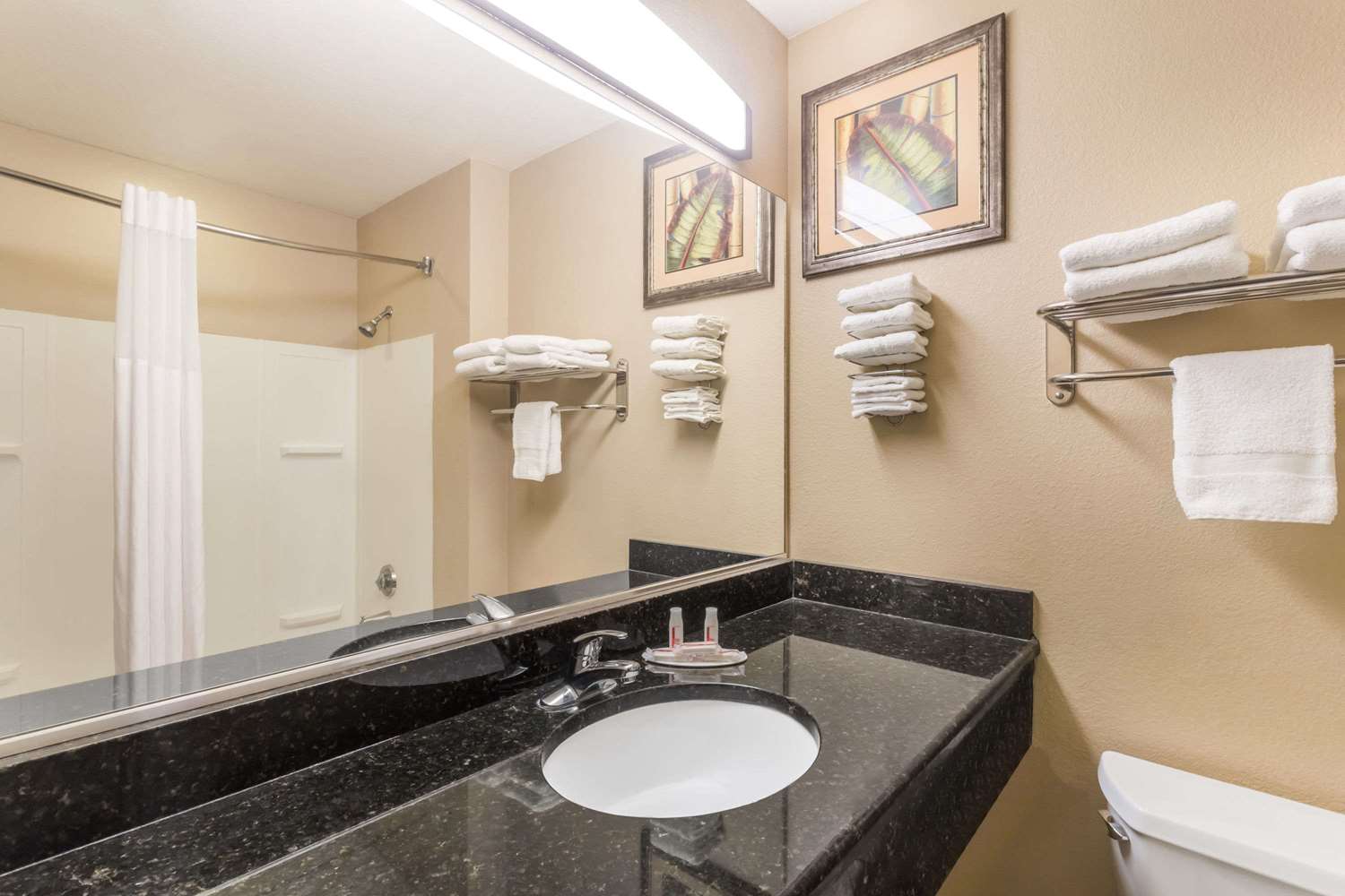 Days Inn & Suites by Wyndham Lakeland 78/85