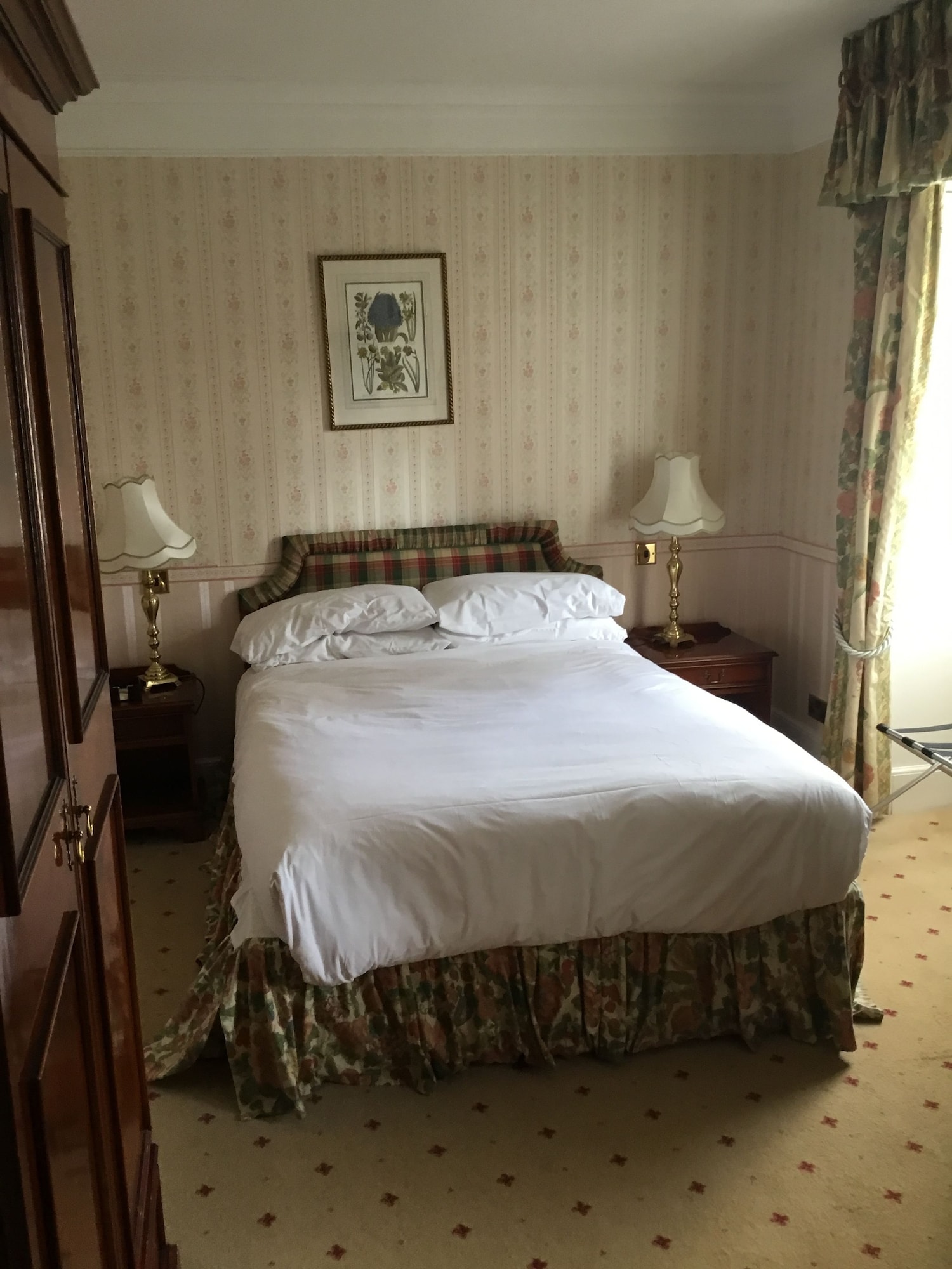 ROOM, DOUBLE BED, SMALL