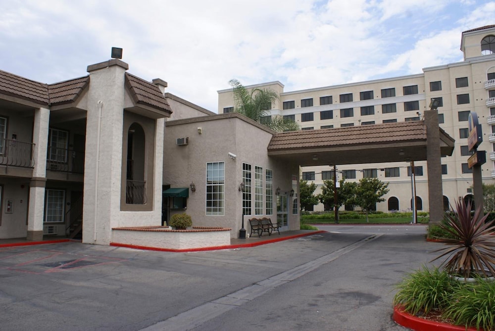 Queens Inn Anaheim 48/57