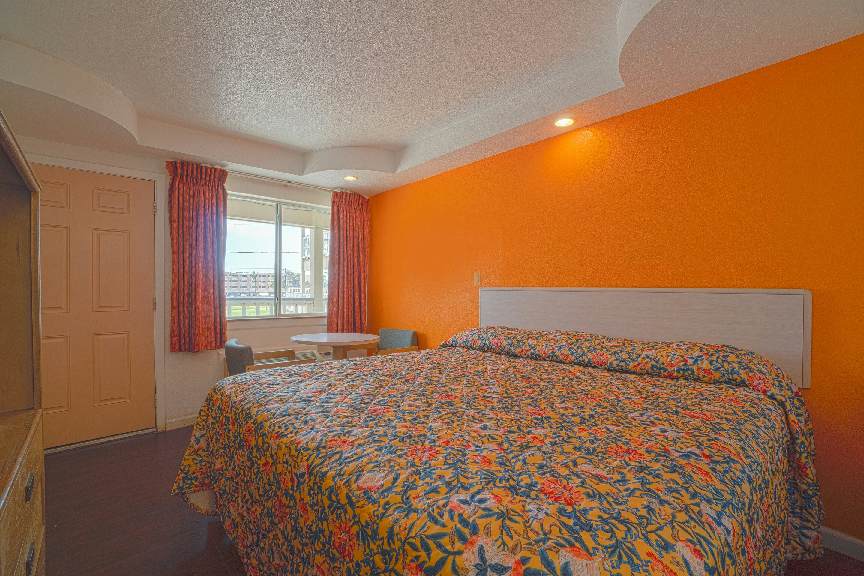 ROOM, KING BED, SMOKING