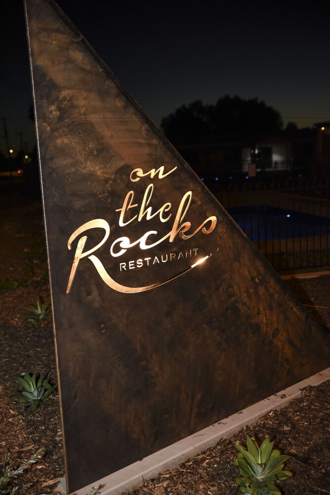 THE ROCKS MOTEL 33/55