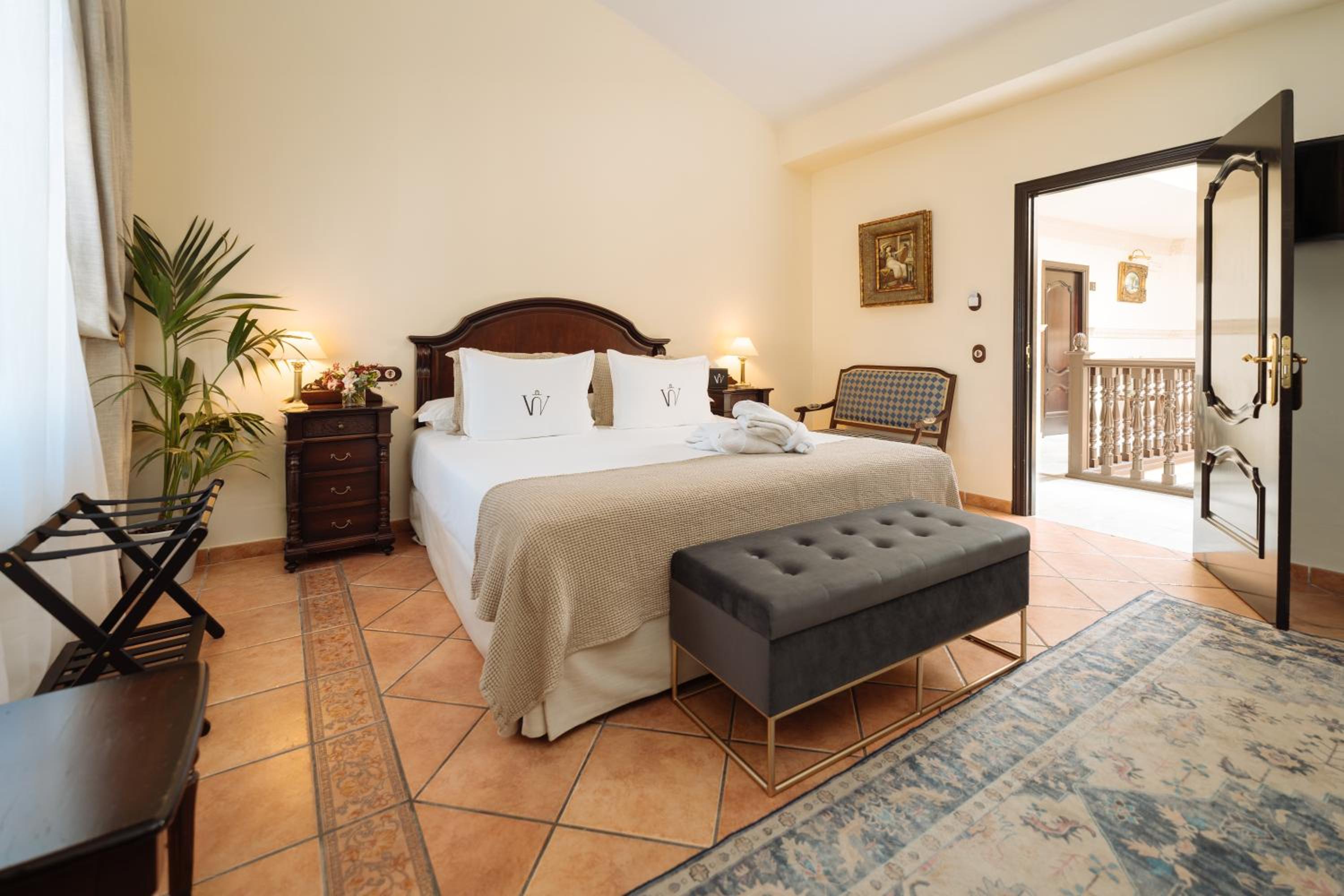 Deluxe, Queen Bed, City View