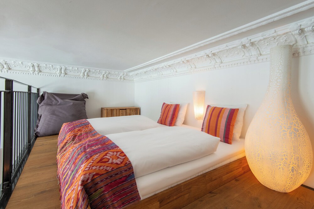 SUITE, 1 KING AND 1 SINGLE BEDS