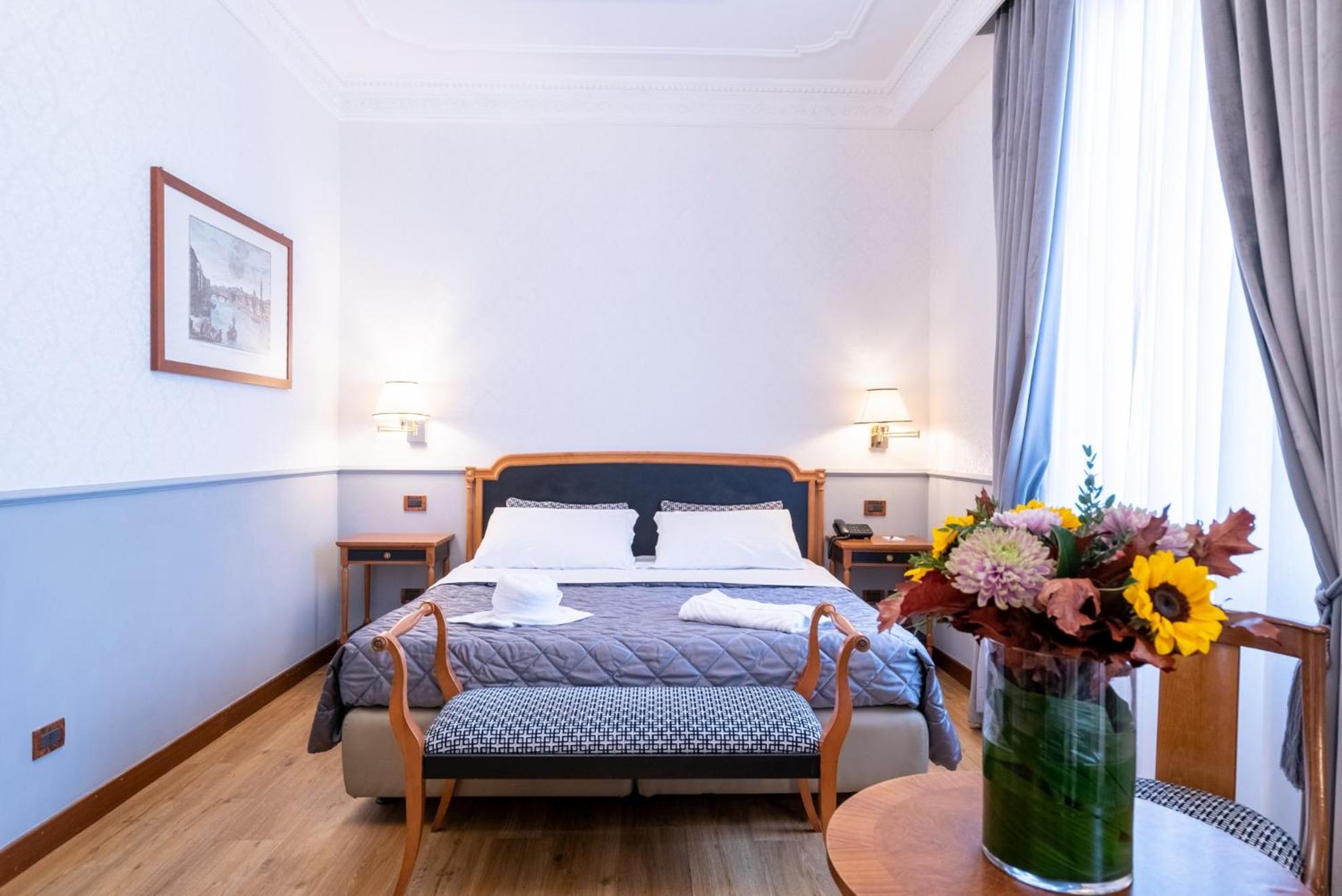 جناح جونيور، Strozzi Palace Hotel 3/10