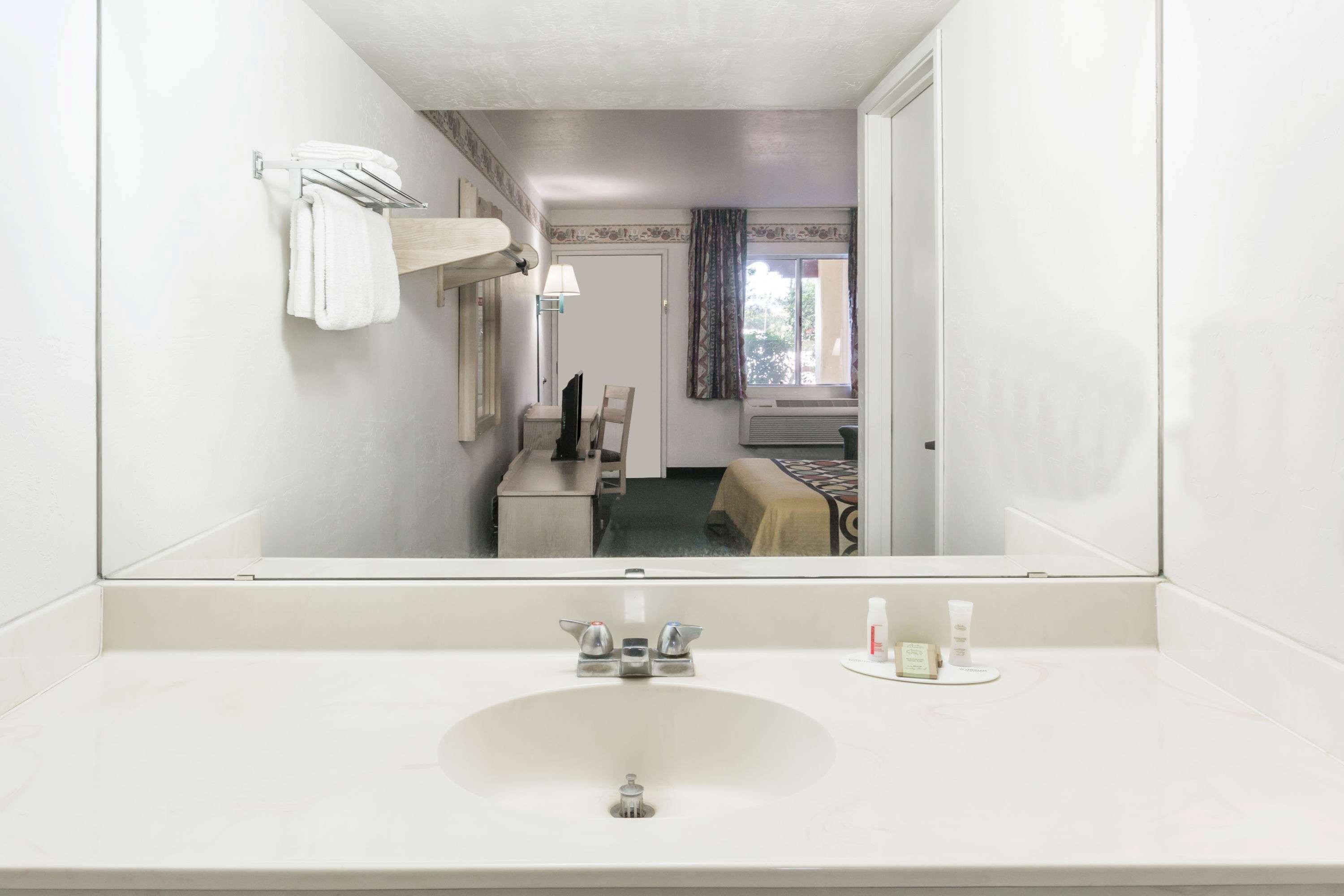Super 8 by Wyndham Cottonwood 15/15