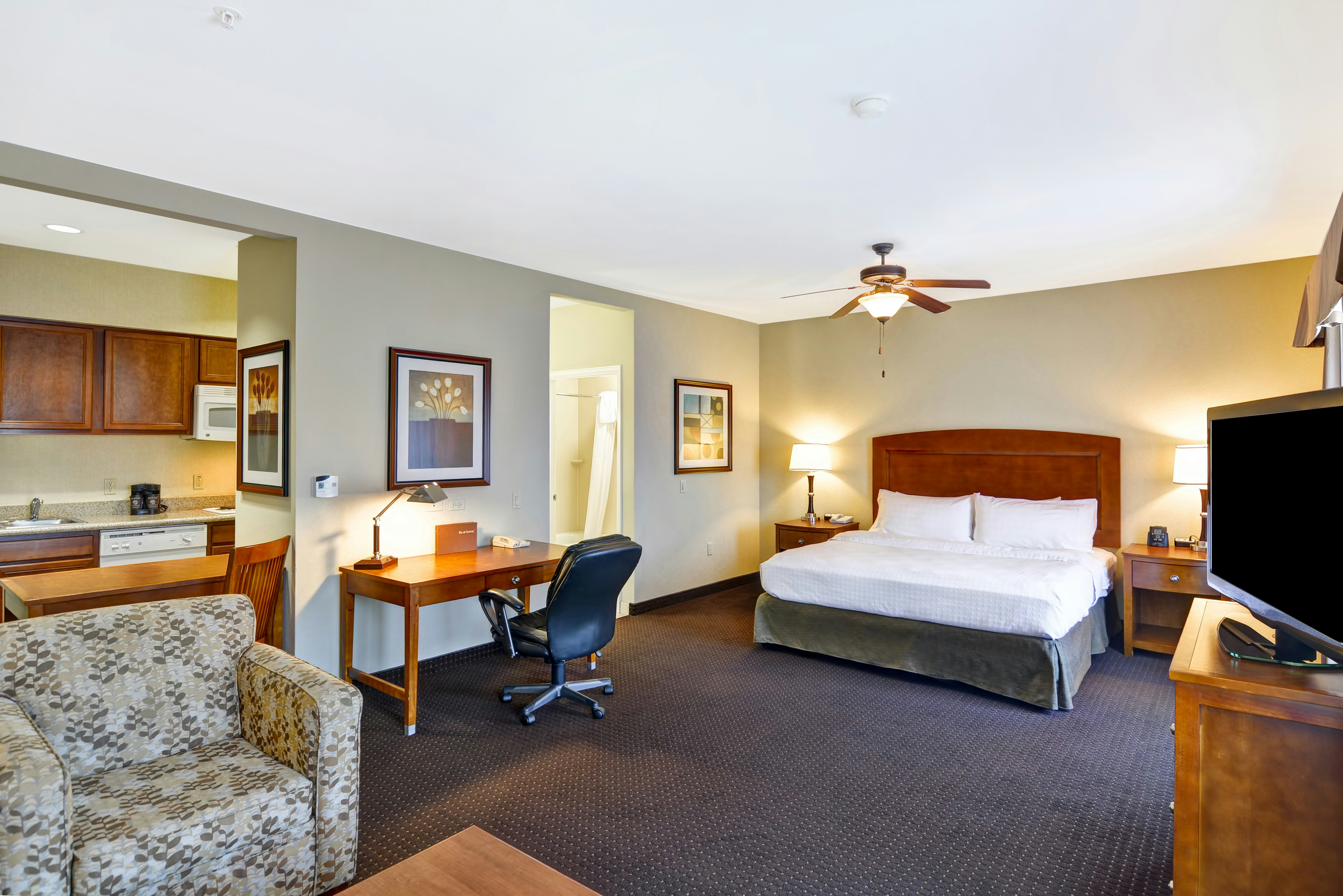 SUITE, KING BED, ACCESSIBLE